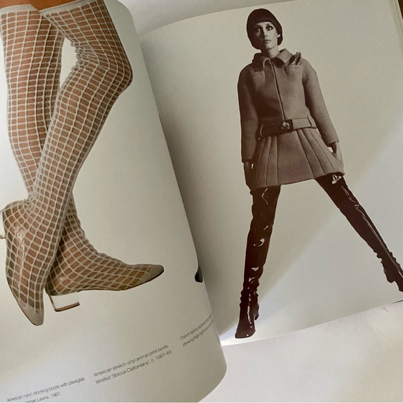 The Seductive Shoe: Four Centuries of Fashion Footwear/Jonathan Walford - Picture 6 of 6